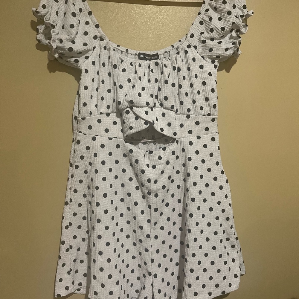 💜Polka dot romper with cutout detail